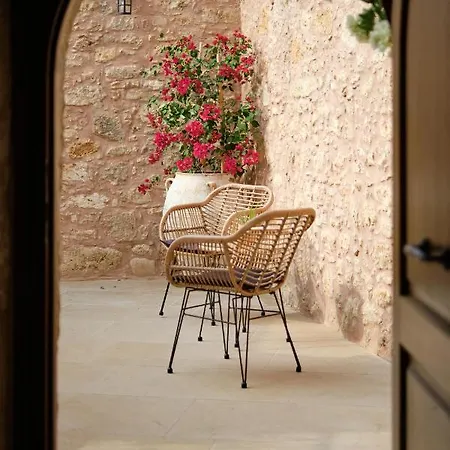 Wild Violet Villa: An Old Vision Of Luxury * Melidhónion